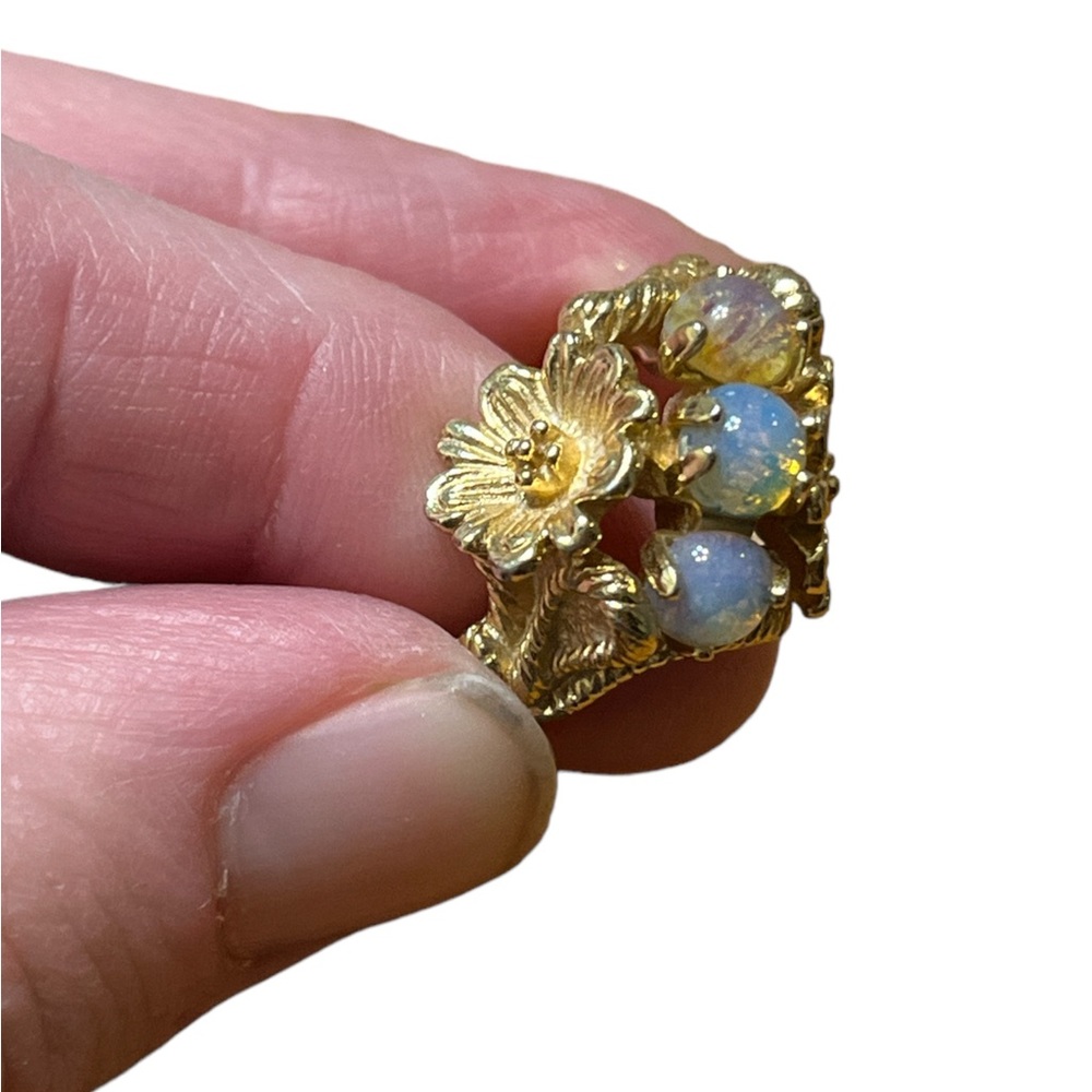 Avon Gold Tone Floral Bead Ring